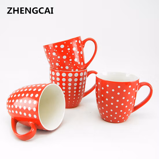 Tazza da caffè in ceramica smaltata di colore rosso con decalcomanie a pois